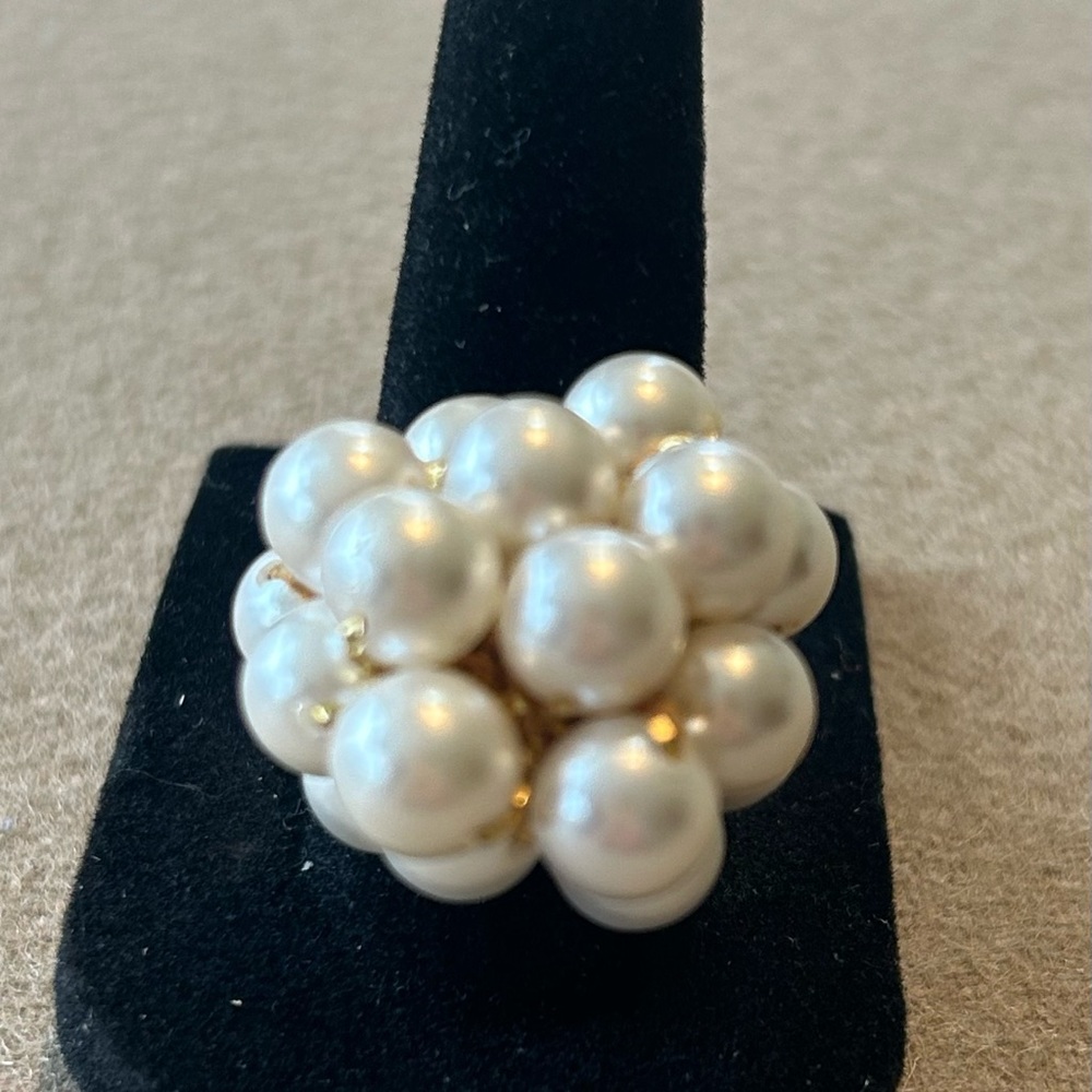 Vintage Pearl Cluster Ring one size - elastic band. Festive cocktail ring! - Picture 4 of 5